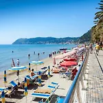 Lägenhet Casa Flora A Pochi Passi Dal Centro Di Albenga